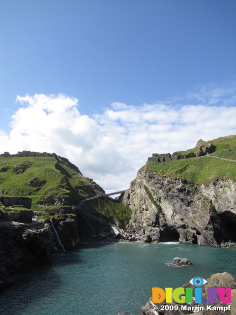 SX07571 Castles on headland and Tintangel Island